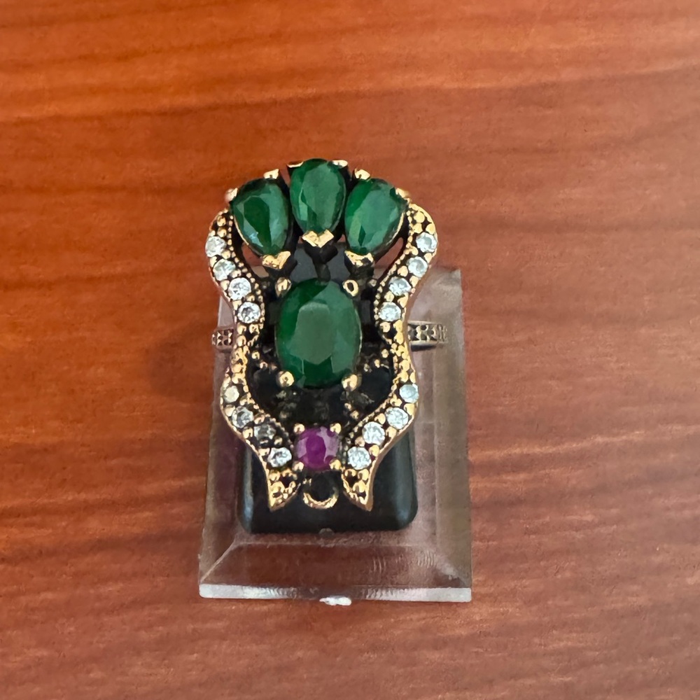 Elegant Green and Gold Gemstone Ring